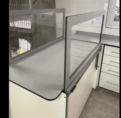 Mesa de trabajo con barandillas retractiles