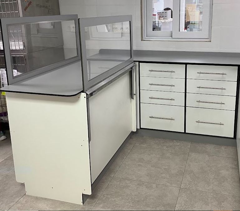 Mesa de trabajo con barandillas retractiles