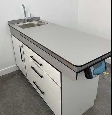 Mesa bascula con lavamanos integrado